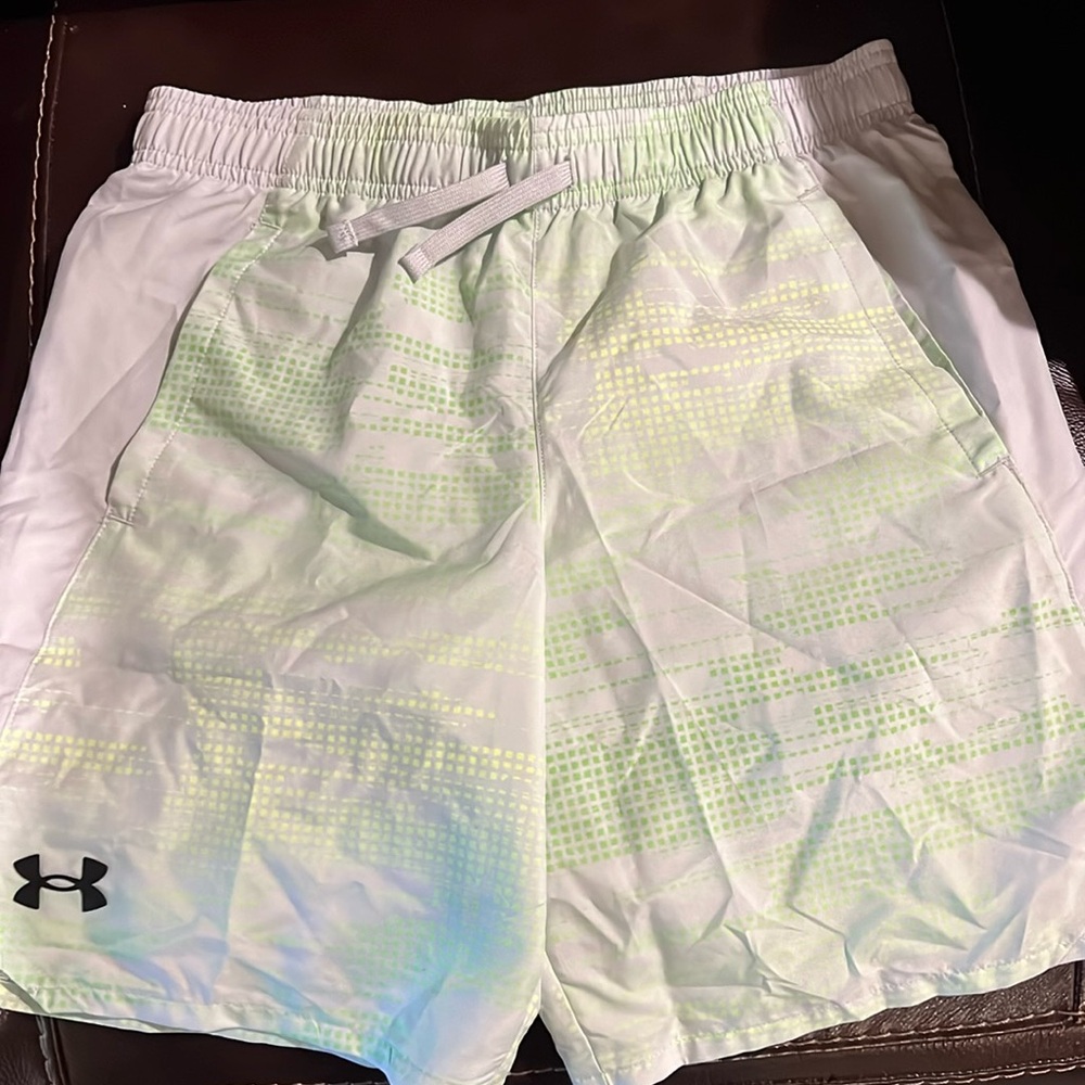 Under Armour boys large shorts with pockets and drawstring